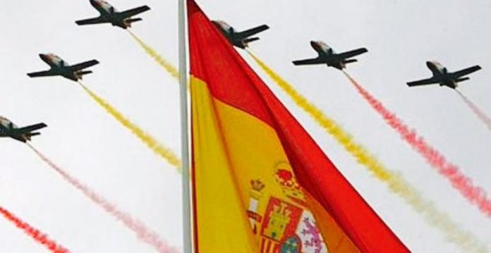 La Fiesta Nacional se celebra con un desfile militar.