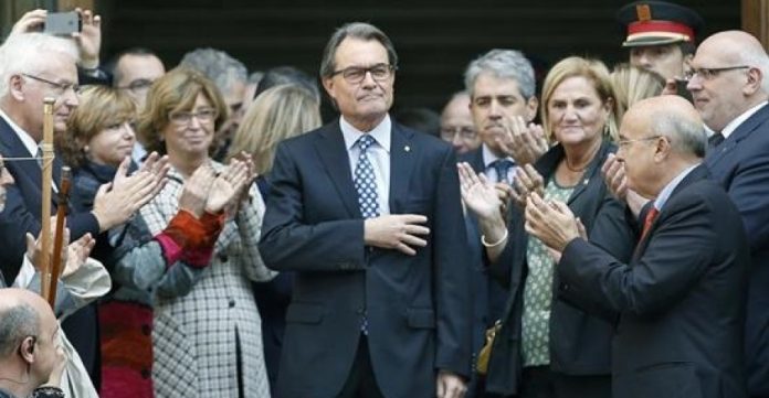 Mas rodeado recibe la ofrenda de los suyos ante el Palau de Justícia