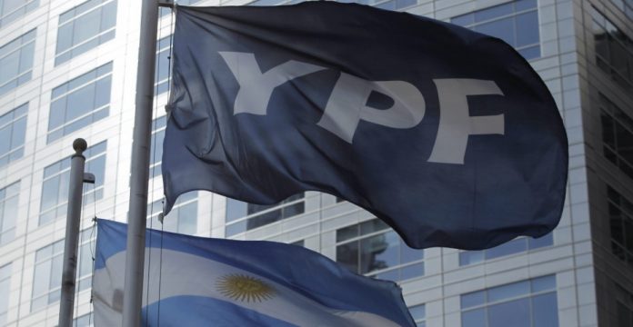 El valor de las acciones de YPF ha caído un 38% desde el verano de 2014.