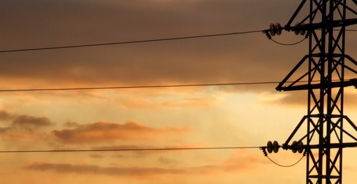 Los grandes partidos, menos el PP, apoyan una auditoría del sistema eléctrico y la derogación del impuesto al sol. 