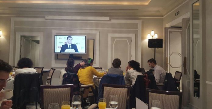 Los periodistas escuchan a Albert Rivera durante el desayuno informativo