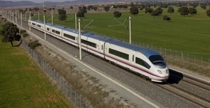 Abarca la adquisición de quince trenes con rodadura para circular sólo por vías AVE y de otros quince con rodadura desplazable