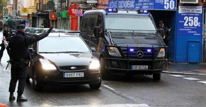 Efectivos de la Policía en Vallecas durante la operación