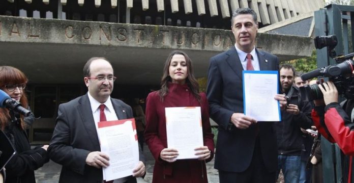 Iceta, Arrimadas y Albiol frente a la sede del TC