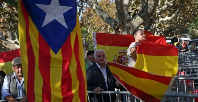 Partidarios y detractores de la secesión concentrados frente al Parlamento catalán