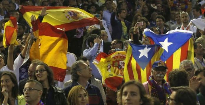 Banderas españolas y esteladas catalanas en un partido de fútbol