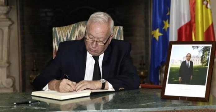 Margallo firma en el libro de condolencias de la residencia del embajador de Francia en Madrid