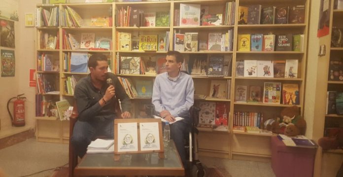 El periodista Bécares y el concejal Soto, durante la presentación del libro 'El efecto Carmena'.