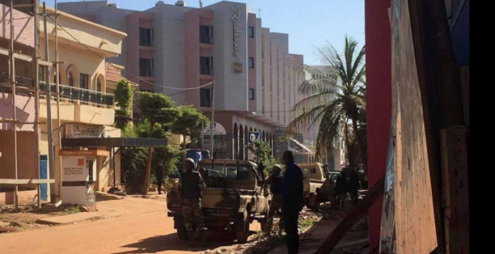 En el hotel asaltado en Mali hay ciudadanos franceses, turcos y chinos. 