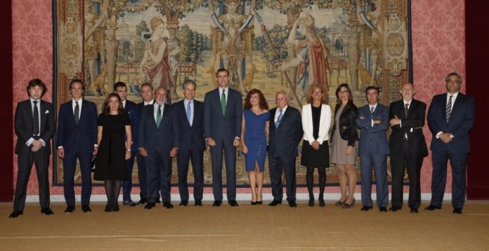 El Rey junto a los miembros del Patronato de FIES