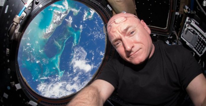 Scott Kelly, de 51 años, no volverá a la Tierra hasta marzo de 2016. 