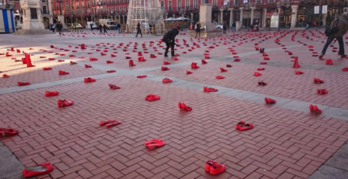 Zapatos rojos que simbolizan las víctimas de violencia de género, en la Plaza Mayor de Valladolid. 