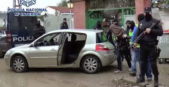 Imagen de una de las detenciones del martes en la Cañada Real de Madrid