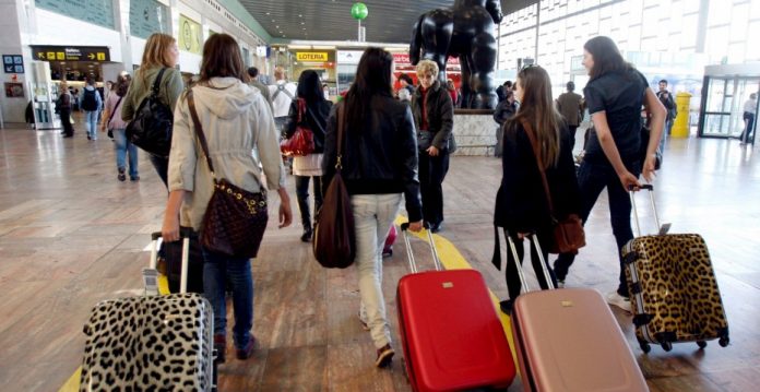 Un grupo de jóvenes en el aeropuerto de El Prat 