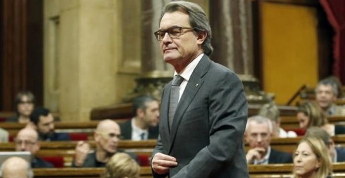 Artur Mas se dirige a la tribuna durante el debate de este jueves