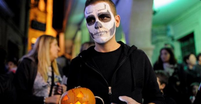 Joven celebra el Samaín, el Halloween gallego.