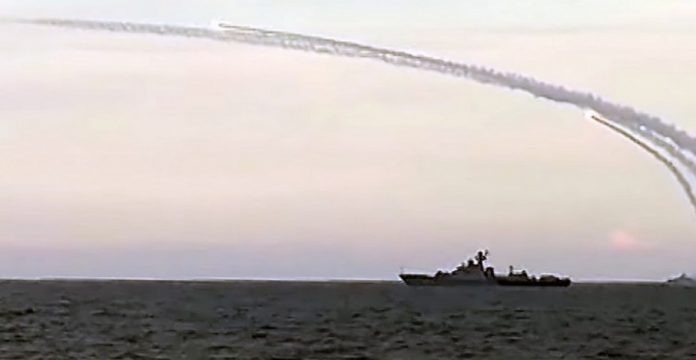 Un vídeo del Ministerio ruso de Defensa del 20 de noviembre muestra el disparo de misiles de crucero desde el mar Caspio contra objetivos del Daesh