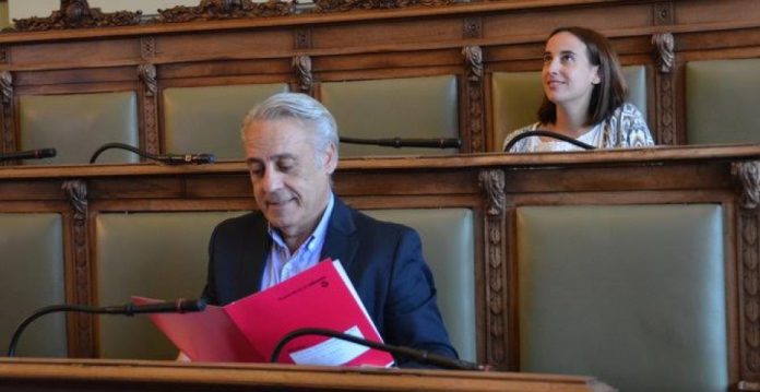 Jesús Presencio y Pilar Vicente durante el Pleno Extraordinario de este lunes