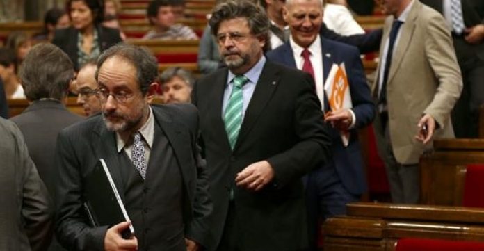 Antonio Baños durante un receso del debate