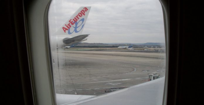 Air Europa pacta con Fomento el cierre del expeidente por el descuento aéreo. 