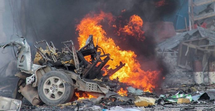 Un automóvil en llamas tras el atentado de Al Shabaab del pasado 1 de noviembre contra el Hotel Sahafi de Mogadiscio