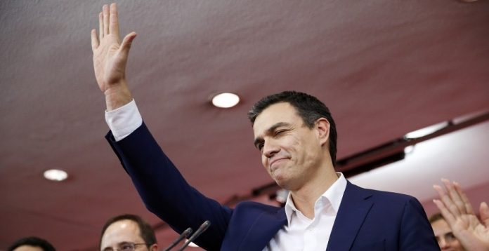 Pedro Sánchez en la sede del PSOE se muestra optimista a pesar de los resultados