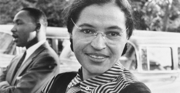 Rosa Parks, con Luther King en segundo plano