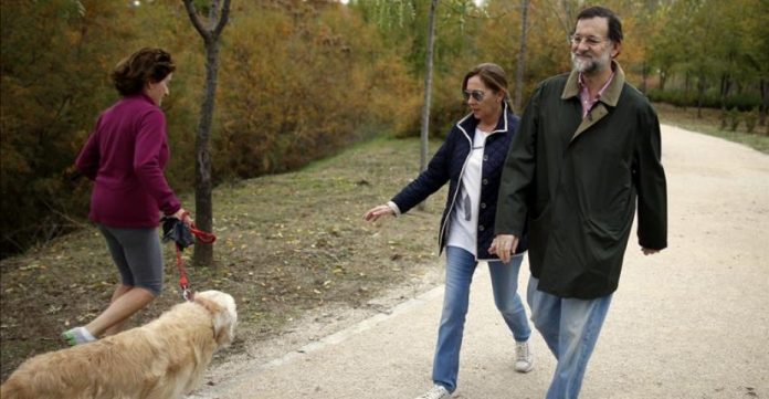 Mariano Rajoy pasea junto a su esposa el día previo a los comicios de 2011.
