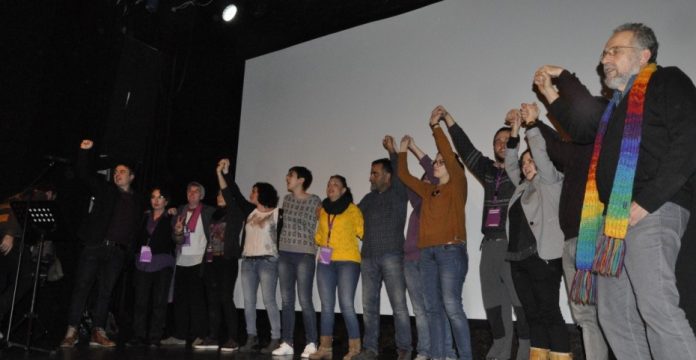 Representantes de Podemos en Aragón durante la noche electoral con el cabeza de lista, Pedro Arrojo (primero por la derecha).