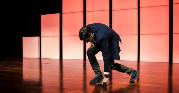 Albert Rivera recoge unos papeles del suelo durante el mitin que dio el miércoles en Málaga.