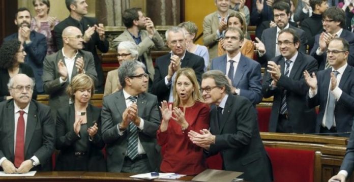 Artur Mas, la Generalitat y diputados de Junts pel Si aplauden la aprobación de la resolución