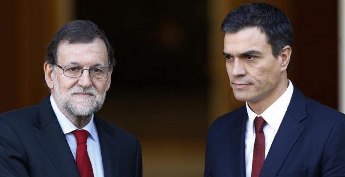 Mariano Rajoy y Pedro Sánchez se saludan antes de su reunión en Moncloa