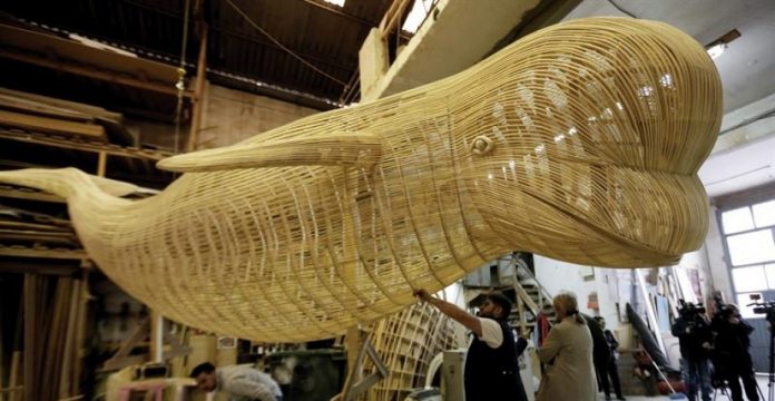 Esta beluga colgará del pabellón de Valencia en la feria.