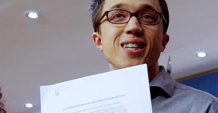 Íñigo Errejón presenta la solicitud de registro del grupo.