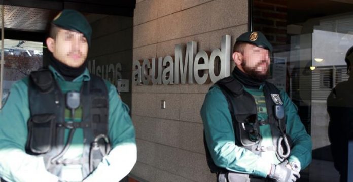 Dos miembros de la Guardia Civil ante la sede de Acuamed.