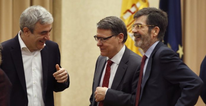 Los negociadores económicos de Ciudadanos y PSOE, Luis Garicano (izquierda) y Jordi Sevilla (centro).