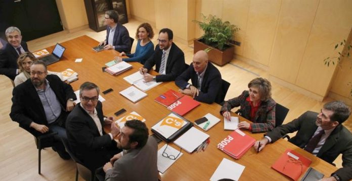 Los equipos de PSOE y C's se reunieron ayer por espacio de hora y media.