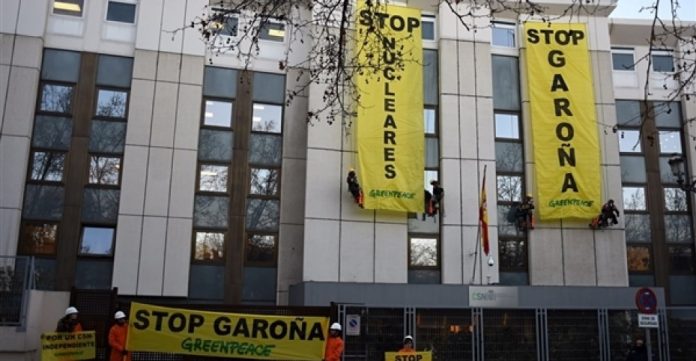 Activistas de Greenpeace, colgados en la sede del CSN esta mañana. 