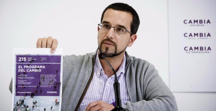 Sergio Pascual, con el programa de Podemos.