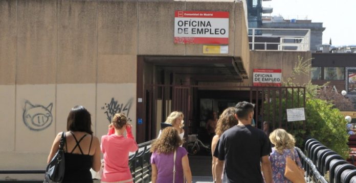 El número de desempleados disminuyó en 374.936 personas respecto a enero de 2015.