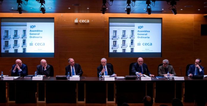 En el centro, el presidente de CaixaBank, Isidre Fainé, quien también preside el consejo de la CECA.