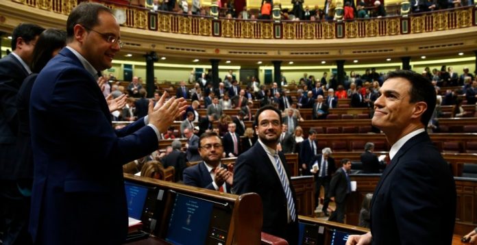 Sánchez recibe el aplauso de sus compañeros, ayer en el Congreso.