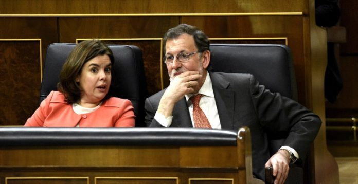 Rajoy y Santamaría, durante el Pleno del martes.
