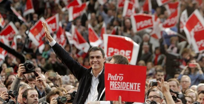 Numerosos militantes están diciendo adiós al PSOE.