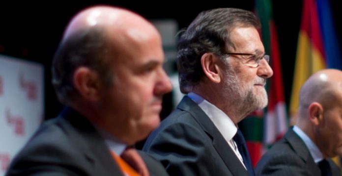 El ministro de Economía, Luis de Guindos, y el presidente del Gobierno, Mariano Rajoy. 