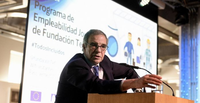 El presidente de Telefónica, César Alierta, durante la presentación del balance de las lanzaderas de empleo para jóvenes.