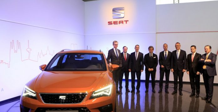 Los miembros del comité ejecutivo de Seat, junto al nuevo modelo Ateca, durante la presentación de resultados.