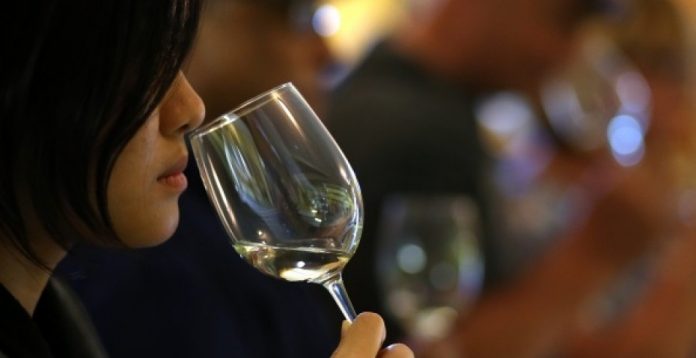 El 5,2% de las mujeres japonesas reconoce beber diariamente vino