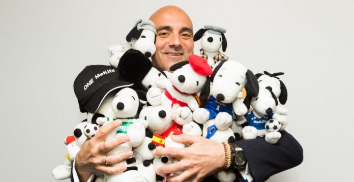 El director general de Metlife para España y Portugal, Óscar Herencia, rodeado por muñecos de Snoopy, la mascota de la aseguradora.