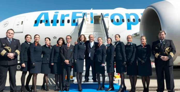 El presidente de Globalia, Juan José Hidalgo, con la tripulación del vuelo inaugural del nuevo Boeing 787 de Air Europa. - Foto Globalia.